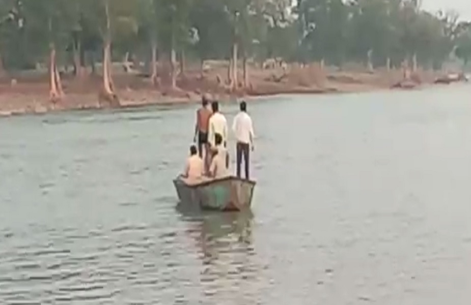 नदी में डूबकर लापता हुए युवक को तलाशते गोताखोर