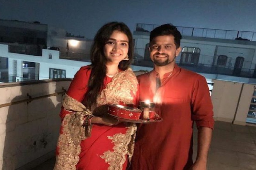 भारतीय टीम के मध्यक्रम के बल्लेबाज सुरेश रैना ने साल 2015 में प्रियंका चौधरी के साथ शादी की है. दोनों बचपन के दोस्त हैं. पिछले साल दोनों ने अपना तीसरा करवाचौथ मनाया.
