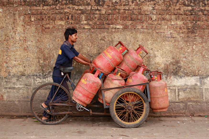 नवंबर महीने के पहले दिन 76.5 रु महंगा हुआ रसोई गैस सिलेंडर, यहां चेक नए रेट्स