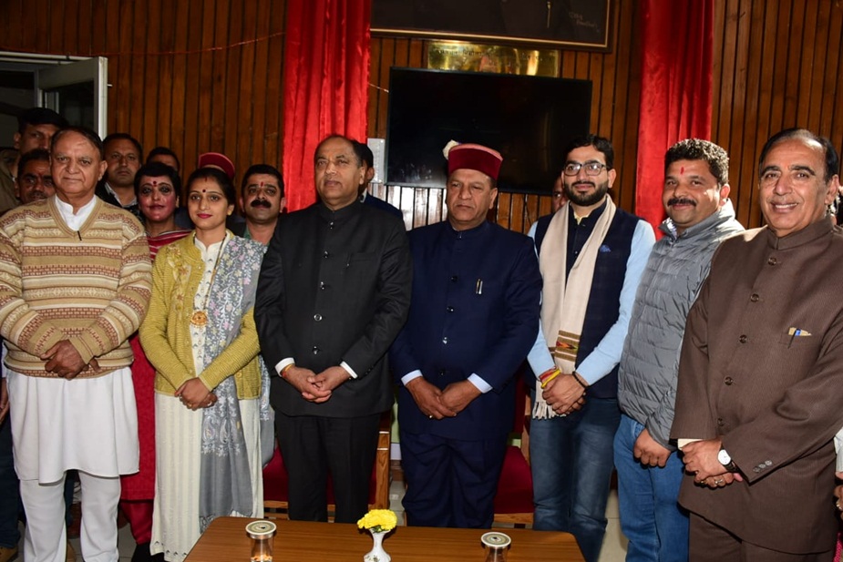 सीएम जयराम के साथ भाजपा के नवनिर्वाचित विधायक.