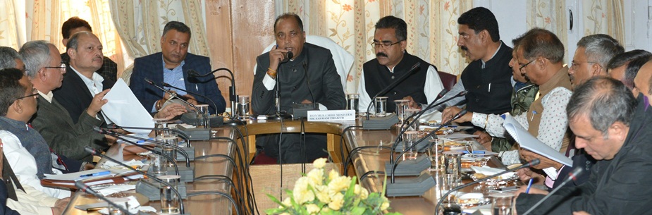 धर्मशाला में अधिकारियों से मीटिंग करते सीएम जयराम.