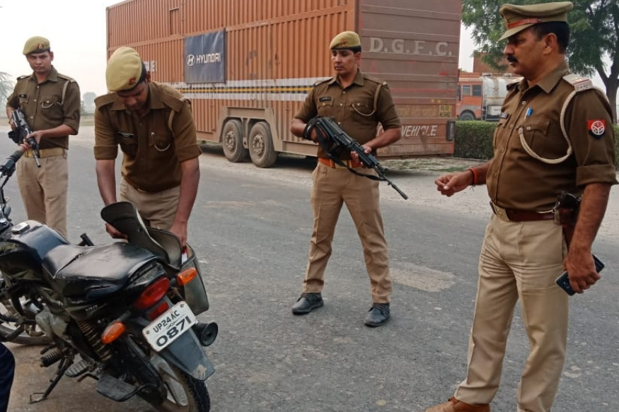 पिस्तौल के साये में वाहनों की चेकिंग