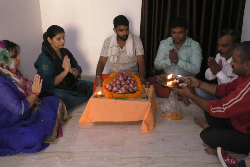 प्याज की शुरु हुई पूजा अर्चना