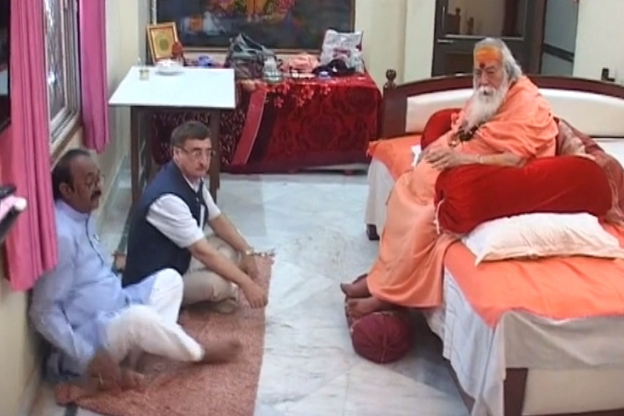 News - स्पीकर एनपी प्रजापति और राज्यसभा सांसद विवेक तनखा ने जबलपुर आए शंकराचार्य स्वामी स्वरूपानंद सरस्वती से आशीर्वाद लिया