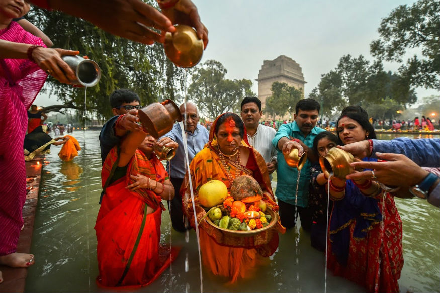 Chhath Puja: सूर्य देव को अर्घ्य देकर लोगों ने मांगी मनोकामना, छठ का समापन