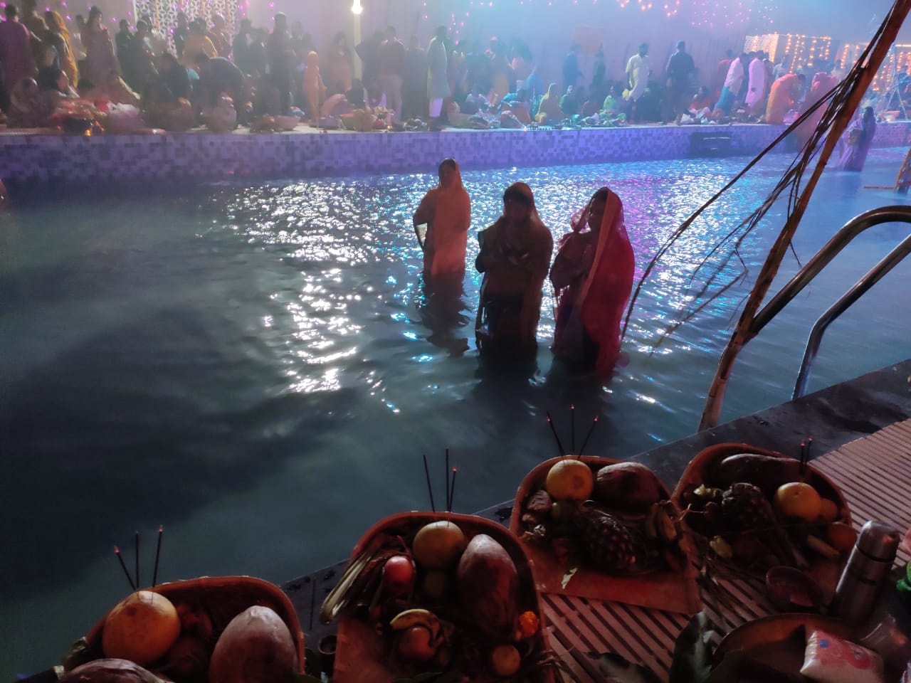 chhath puja 2019 devotees arghya to rising god sun