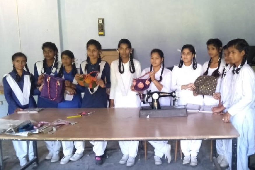 gati foundation plastic wapasi abhiyan, गति फ़ाउंडेशन के संस्थापक अध्यक्ष अनूप नौटियाल के अनुसार प्लास्टिक वापसी अभियान के दौरान कई बच्चों ने कपड़े के थैले बनाकर अपने परिजनों को दिए ताकि पन्नियों का इस्तेमाल कम हो.