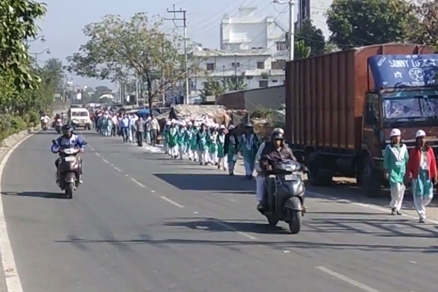 human chain, children on road, सरकारी-गैर सरकारी स्कूलों के बच्चे ट्रैफ़िक के बीच में कई किलोमीटर तक मानव श्रृंखला में अपनी जगह पर खड़े होने के लिए चले.