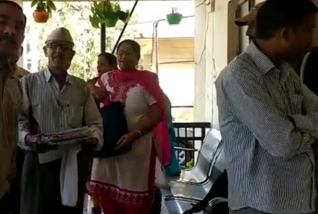 kotdwar encroachment notice, राजस्व विभाग की कार्रवाई को ग़लत बताते हुए आज ये लोग कोटद्वार एसडीएम ऑफ़िस पहुंचे और ज़मीन की रजिस्ट्री और नक्शा दिखाते हुए कार्रवाई पर रोक लगाने की मांग की है.