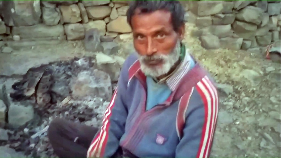खंडहरनुमा मकान में रहने वाले व्यक्ति का नाम रघुवीर सिंह, पंचायत लंगेहड़, डाकघर, ग्यूण तहसील धर्मपुर, मंडी बताया गया है.