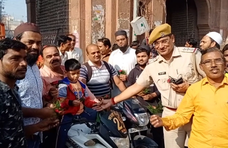 शहर के युवाओं के साथ पुलिस विभाग के अधिकारियों ने भी लोगों को भेंट किए गुलाब के फूल