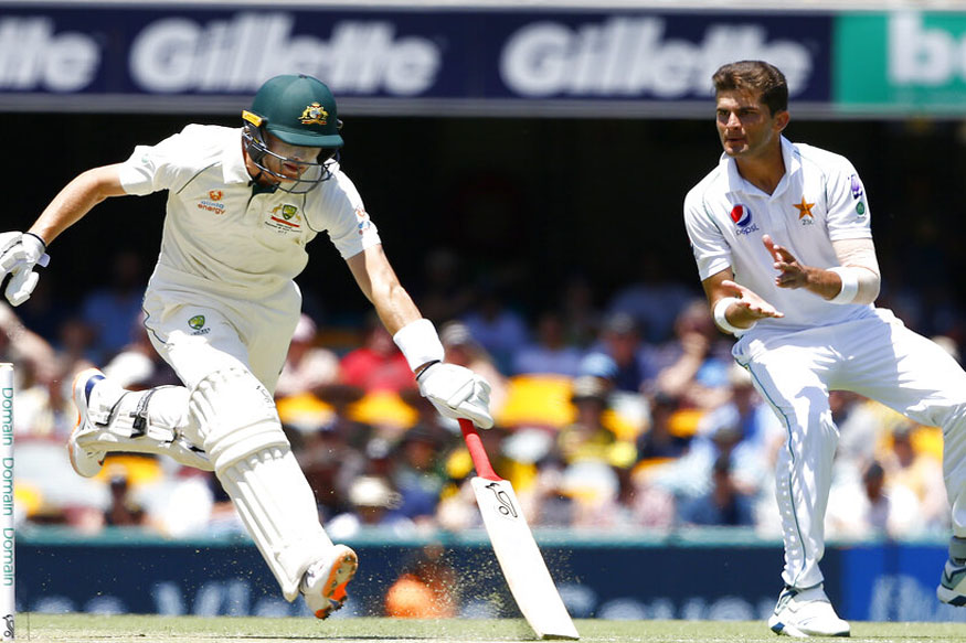 पाकिस्‍तानी क्रिकेटर ने गेंद को लात मारकर बाउंड्री में भेजा, वीडियो वायरल