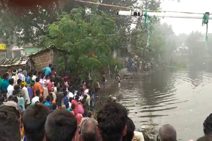 छठ पूजा के दौरान गिरी मंदिर की दीवार, दो की मौत, कई के दबे होने की आशंका