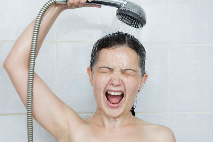 सर्दियों में रोज नहाना क्यों सेहत के लिए नुकसानदायक है। why bathing daily  is not good for health and immunity