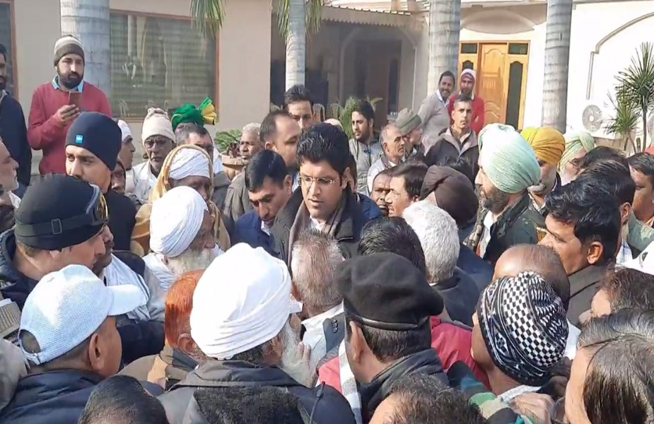 सिरसा में अपने निवास पर डिप्टी सीएम दुष्यंत चौटाला लोगों से हुए मुखातिब
