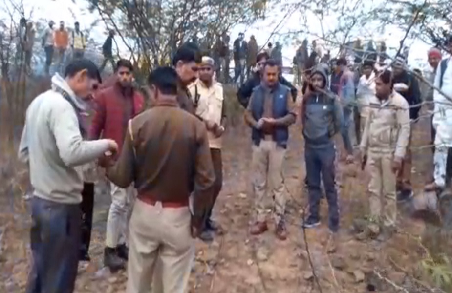 घटनास्थल का मुआयना करती पुलिस