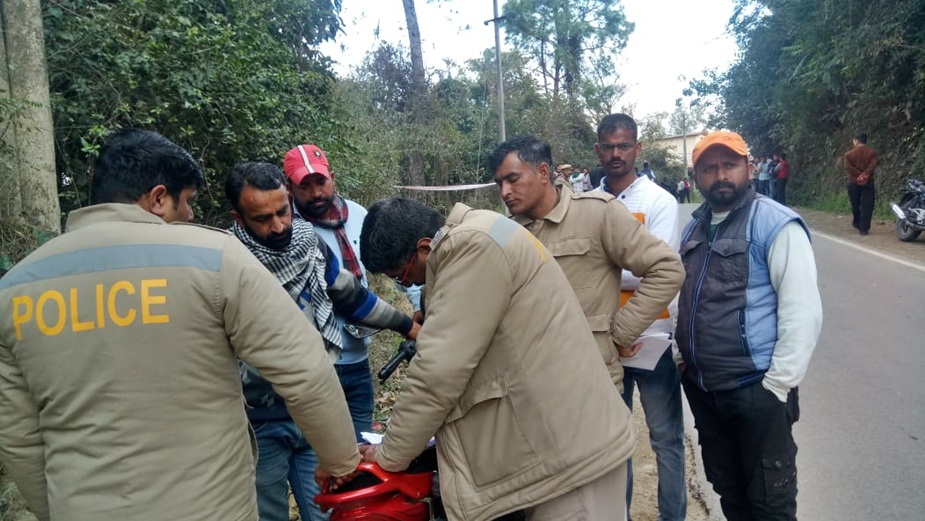 युव के मर्डर की जांच करती हुई पुलिस.(FILE PHOTO)