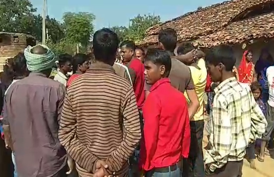 सड़क हादसे के बाद गांव के लोगों में मचा हड़कंप