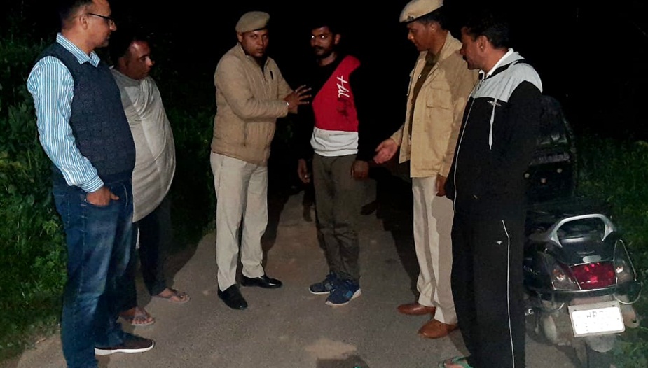 ऊना पुलिस स्कूटी सवार की जांच करती हुई.