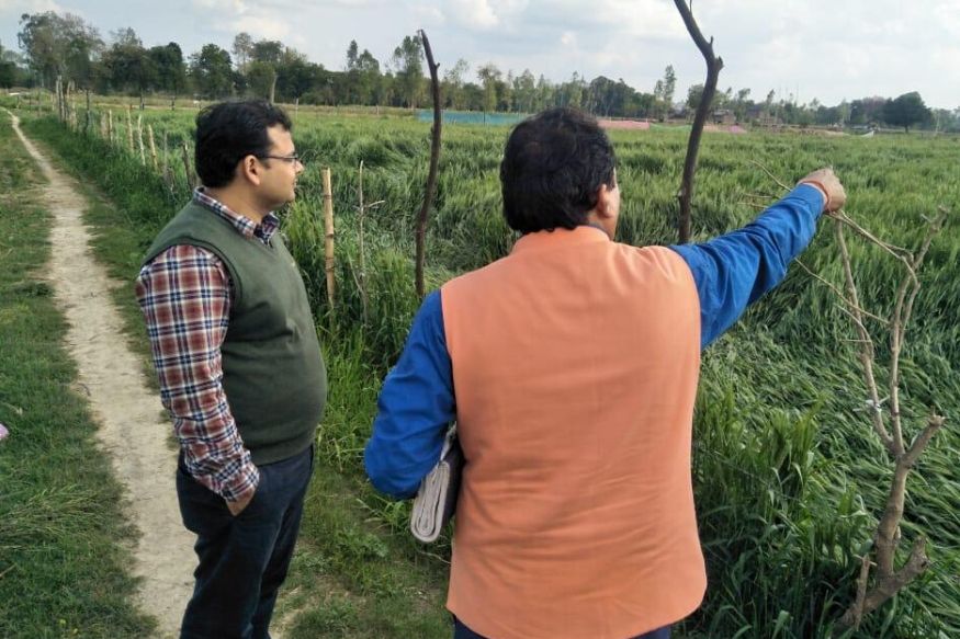 ओला पीड़ित किसानों के खेतों में पहुंचे डीएम और अन्य आला अधिकारी