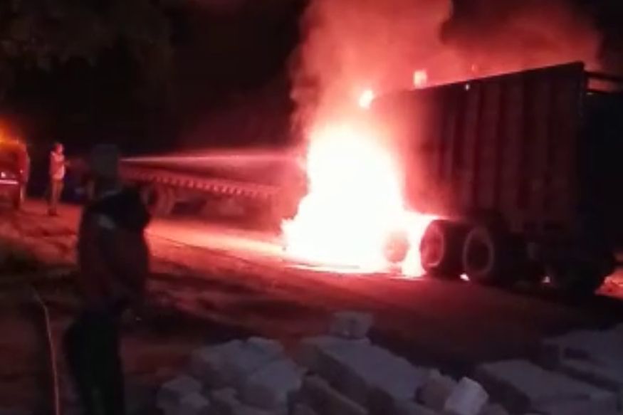 अमेठी में दो ट्रकों की टक्कर के बाद लगी भीषण आग, जिंदा जलकर ड्राइवर की मौत