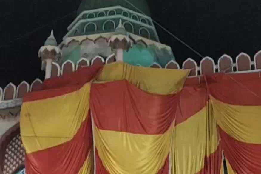 अलीगढ़: होली पर सांप्रदायिक सौहार्द्र बनाए रखने के लिए ढकी गई मस्जिद -  Aligarh: Halwaiyan Masjid has been covered ahead of the Holi festival upat