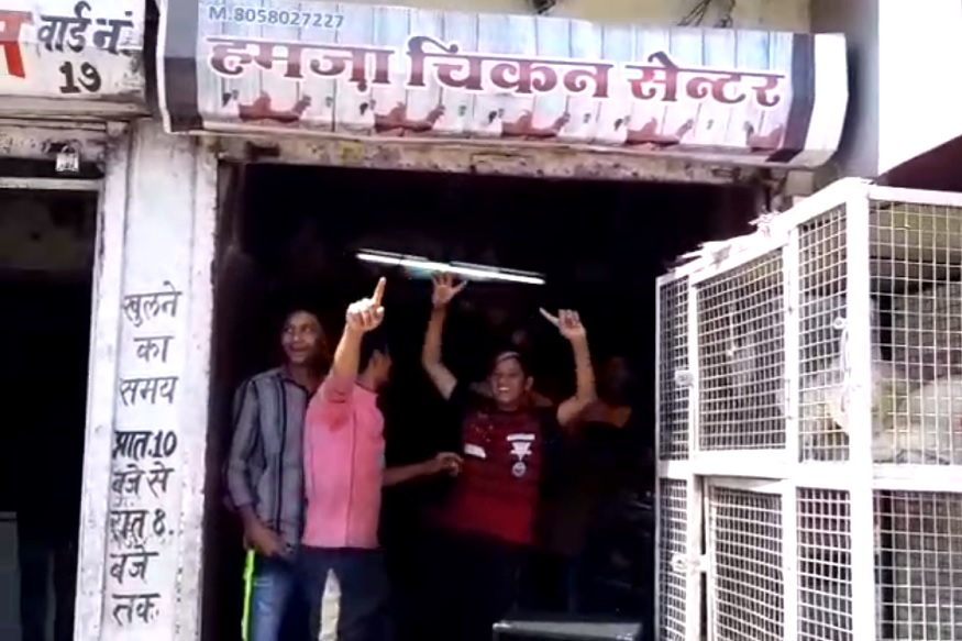 जयपुर. कोराना वायरस (Coronavirus) का संकट पूरी तरह से चिकन (Chicken) उद्योग पर मंडराने लगा है. कोरोना वायरस के डर से चिकन की बिक्री खत्म सी हो गई है. राजस्थान (Rajasthan) के बारां (Baran) में chicken, free chicken, arwal news, Coronavirus, covid-19, corona virus, chicken sale, chicken item, chicken market, चिकेन व्यवसाय, चिकेन बाजार, मुफ्त में बांटा चिकेन, चिकेन की लूट, कोरोना वायरस,मांस कारोबारियों का कहना है कि इन दामों पर भी चिकन को कोई खरीदने वाला नहीं है.