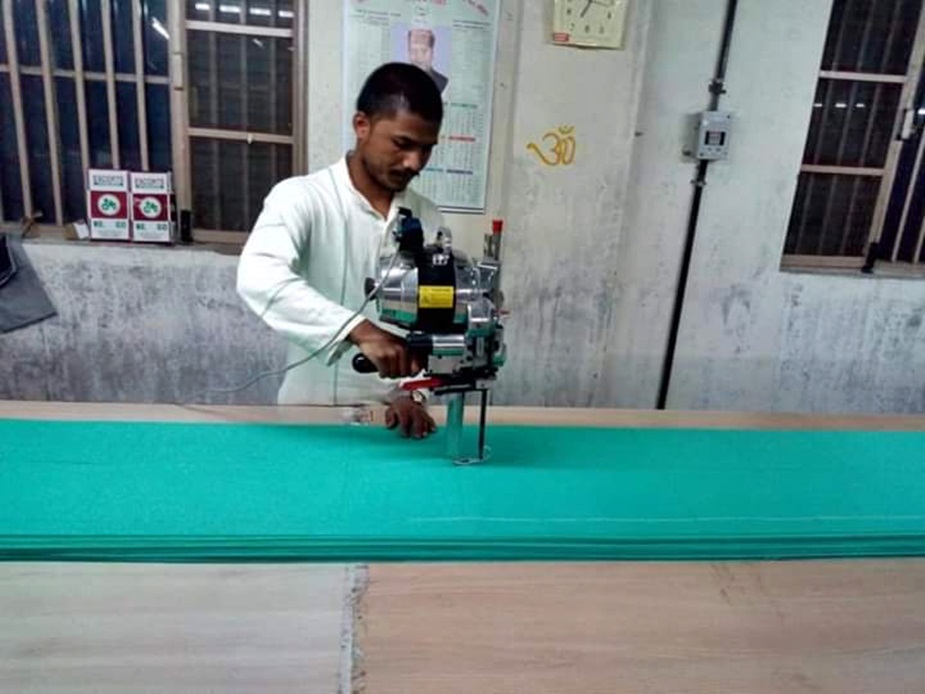 जेल में कैदियों ने बनाए मास्क.
