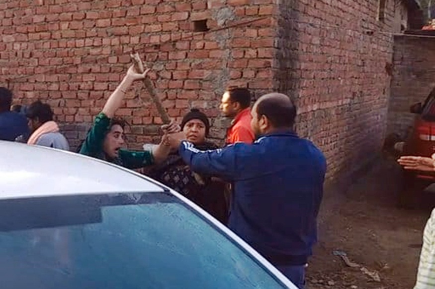 पुलिस से भिड़ता नशा तस्कर का परिवार.