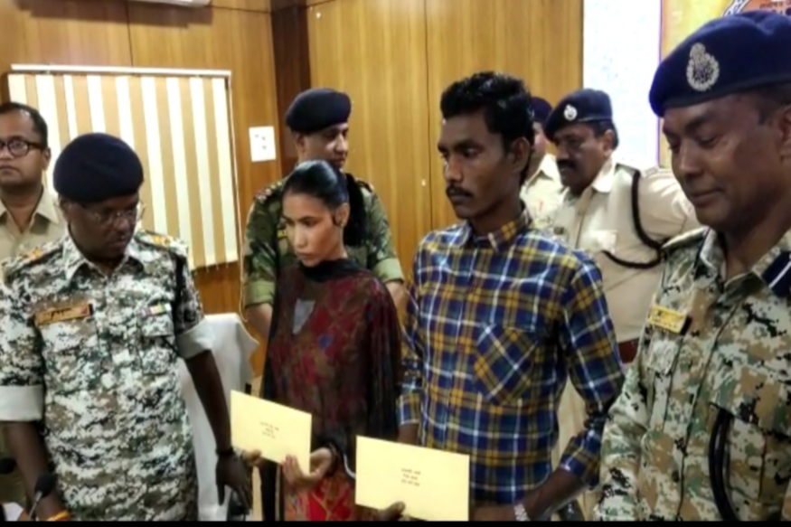 chhattisgarh news, cg news, rajnnadgaon news, naxali surrender, naxali couple surrender in rajnandgaon, छत्तीसगढ़ न्यूज, राजनांदगांव न्यूज, नक्सली दंपति का सरेंडर, राजनांदगांव में नक्सली दंपति ने किया सरेंडर
