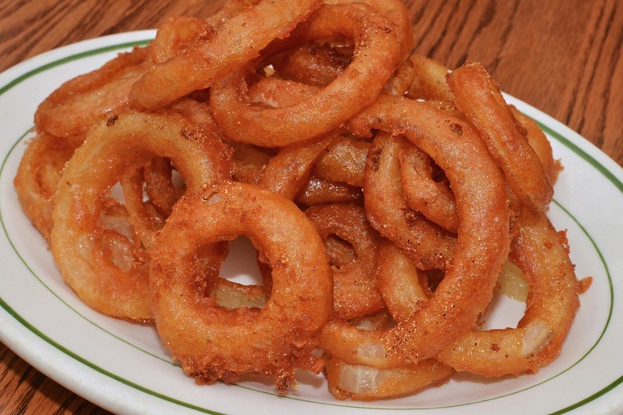 रेसिपीः पकौड़े खाकर हो गए हैं बोर तो ट्राई करें क्रिस्पी Onion Rings