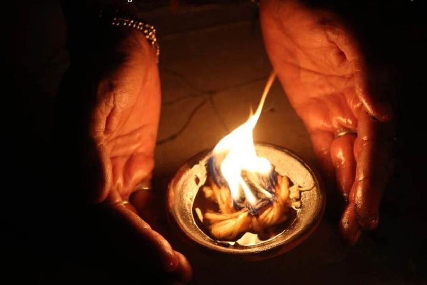 है अंधेरी रात पर दीवा जलाना कब मना है, पढ़ें हरिवंशराय बच्चन की मशहूर कविताएं