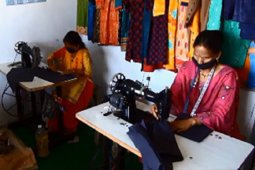 almora women sewing mask2, महिला समूह की सदस्य किरन बिष्ट बताती हैं कि उन्होंने ये मास्क बनाकर अब तक 5000 रुपये कमाए हैं.