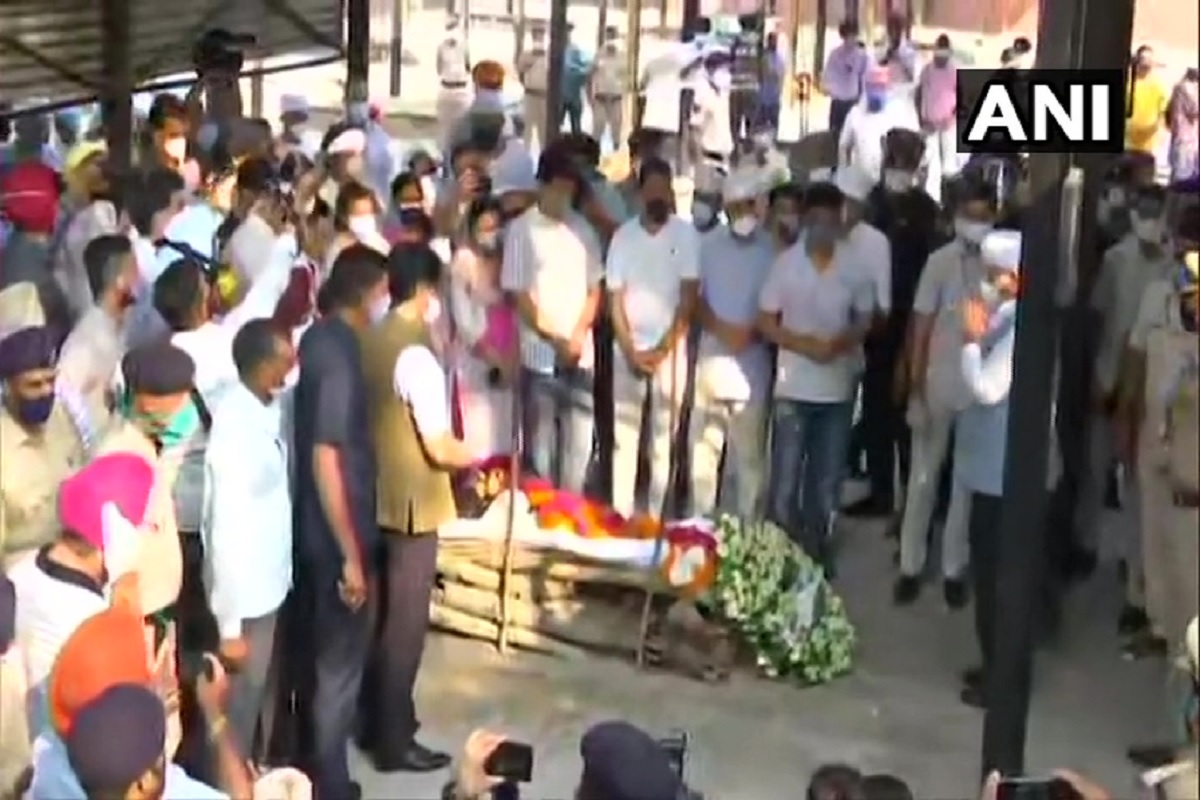 'फ्लाइंग सिख' मिल्खा सिंह पंचतत्व में विलीन, नम आंखों से दी गई अंतिम विदाई 'फ्लाइंग सिख' मिल्खा सिंह पंचतत्व में विलीन, नम आंखों से दी गई अंतिम विदाई