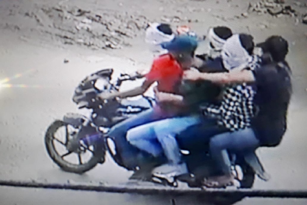 आरा में ज्वेलरी शॉप लूटकर एक ही बाइक से भागे थे 5 लुटेरे, SP ने धर दबोचा
