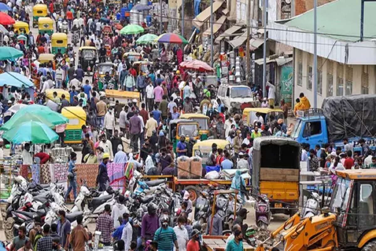 नियमों की अनदेखी से केंद्र नाराज, कहा- लापरवाही ला सकती है कोरोना की तीसरी लहर