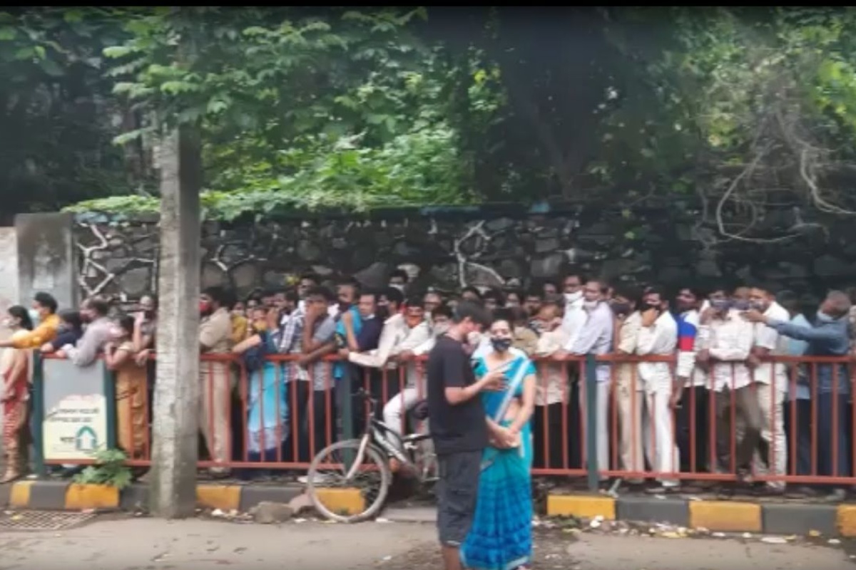 BMC के टीकाकरण केंद्रों में वैक्सीन की किल्लत! रात भर से कतार में खड़े हैं लोग