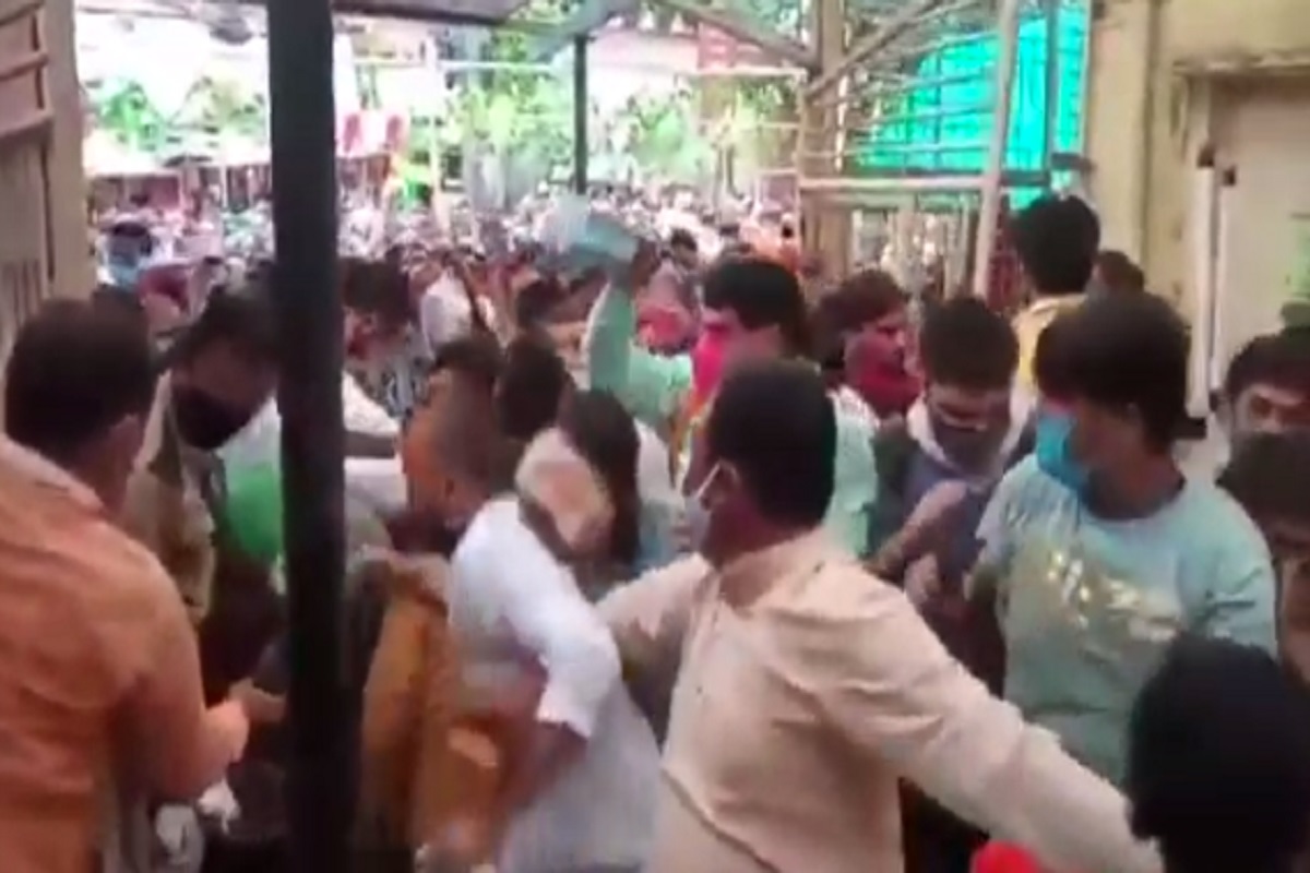 महाकाल मंदिर में अब श्रद्धालुओं को सावन सोमवार पर दो गेट से मिलेगा प्रवेश महाकाल मंदिर में अब श्रद्धालुओं को सावन सोमवार पर दो गेट से मिलेगा प्रवेश