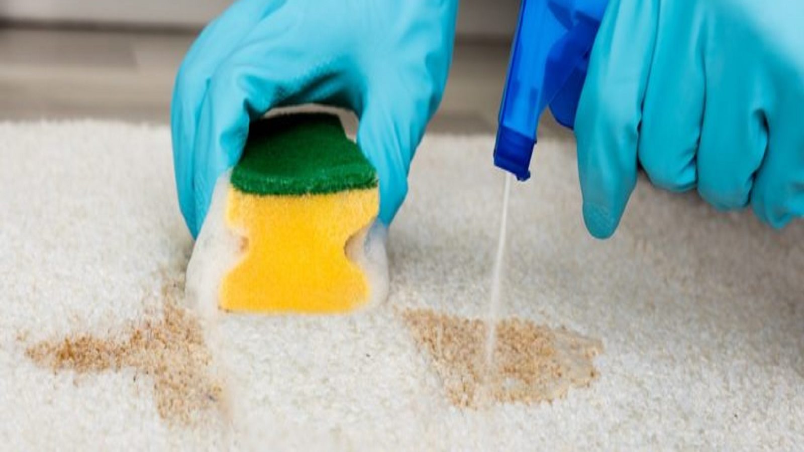 अगर कारपेट पर लग गए हों हेयर डाई के दाग तो इन तरीकों से करें रिमूव