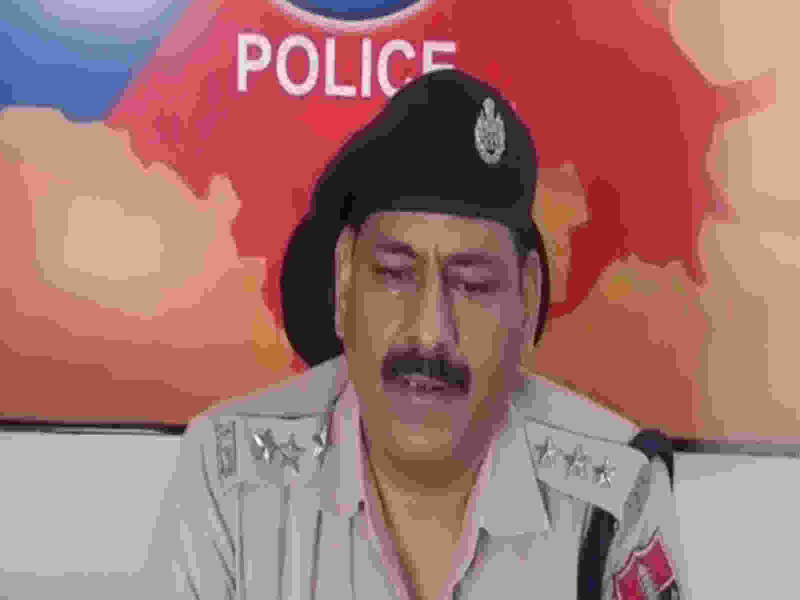 Ajmer News: ब्यावर DSP का महिला सिपाही के साथ अश्लील वीडियो वायरल, PHQ ने  दोनों को किया सस्पेंड - beawar dsp hiralal saini obscene video with female  constable goes viral dgp suspended