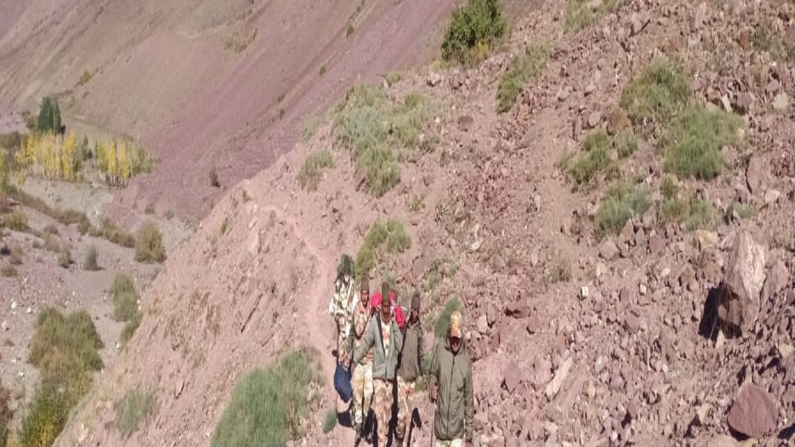 Lahaul-Spiti: ITBP jawans brought down the bodies of two mountain trekkers on foot stretcher for 27 km in difficult conditions - Evening News