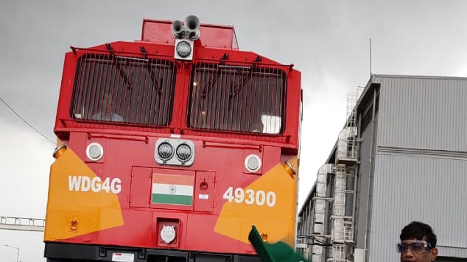 Marhaura Rail Factory Chhapra 300th rail engine was flagged off brvj - Bihar  News: छपरा के मढ़ौरा रेल कारखाने ने बनाया कीर्तिमान, 300वें रेल इंजन को हरी  झंडी दिखाते ही दौड़ गई