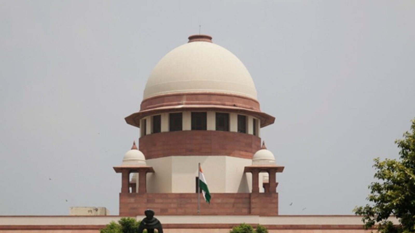 ट्रेनों में देरी का कारण नियंत्रण से बाहर होने की बात साबित न होने पर रेलवे जिम्मेदार: SC