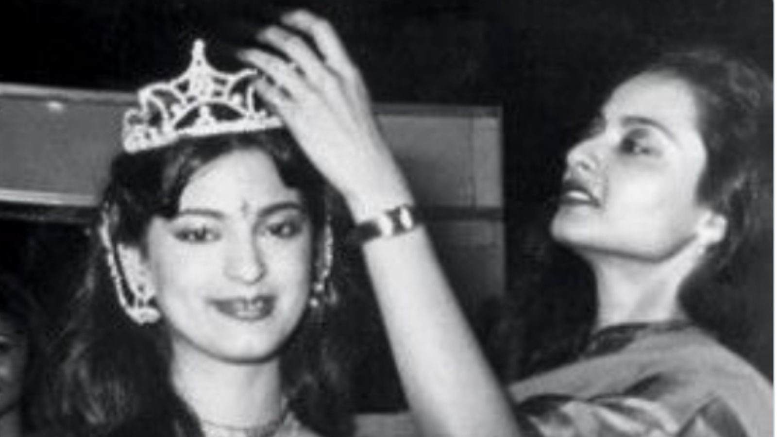जूही चावला 1984 में जब बनीं मिस इंडिया तो रेखा ने पहनाया था उनके सिर पर ताज देखिए थ्रोबैक Pic