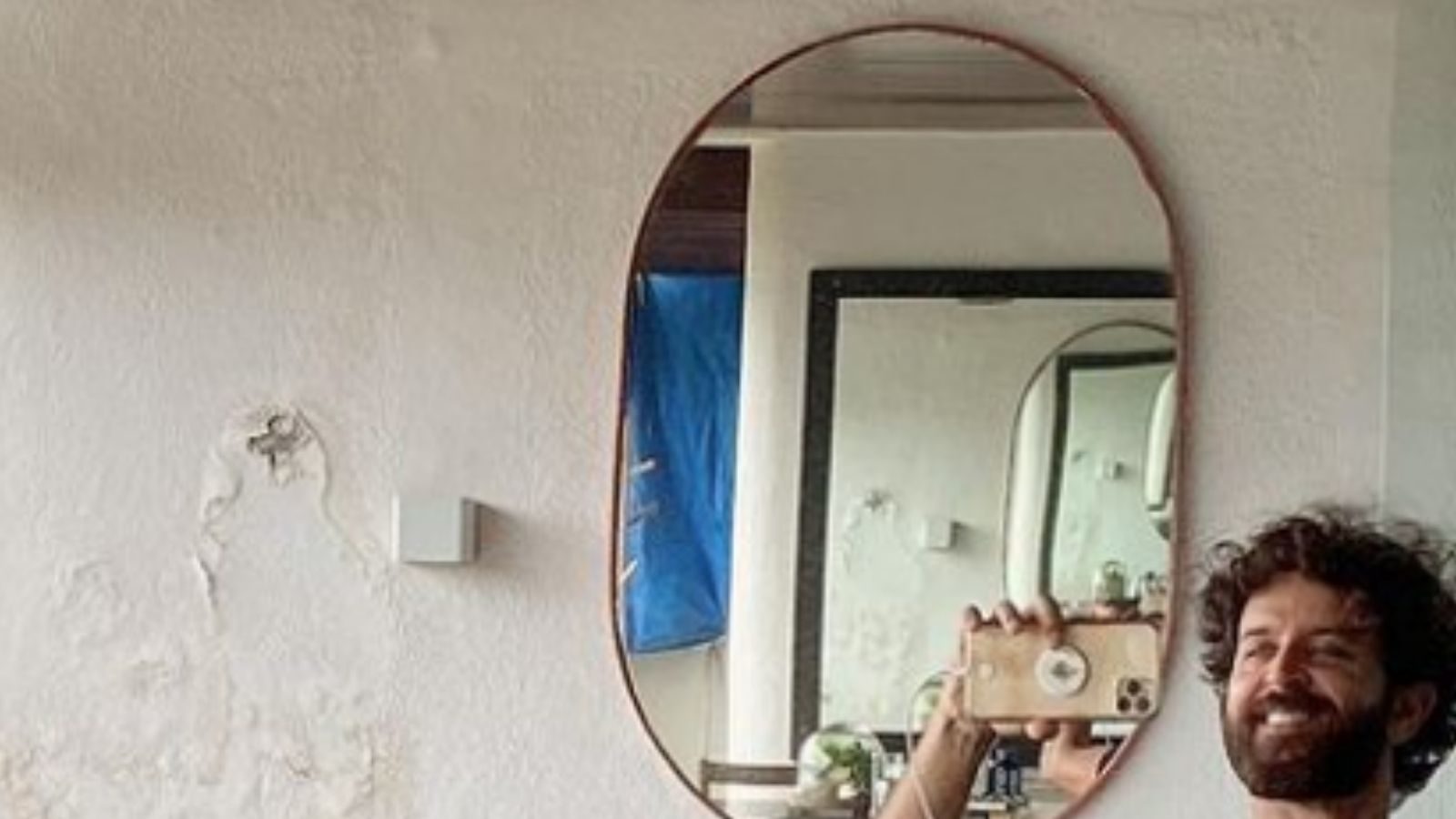 Hrithik Roshan अपने घर में सीलन को लेकर हुए थे ट्रोल, अब एक्टर ने यूजर को दिया मजेदार जवाब Hrithik Roshan अपने घर में सीलन को लेकर हुए थे ट्रोल, अब एक्टर ने यूजर को दिया मजेदार जवाब