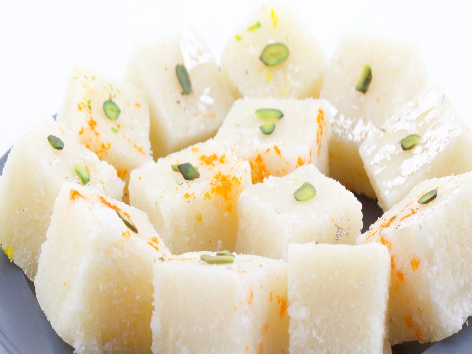 Coconut Barfi Recipe: नारियल, मावे से तैयार होती है स्पेशल कोकोनट बर्फी, घर  में ऐसे बनाएं - coconut barfi recipe nariyal barfi making process neer –  News18 हिंदी