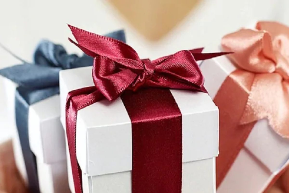 Gift solutions. Подарок за покупку. Дарим подарки светильники. Подарок за мной. Дарим подарки за отзывы.