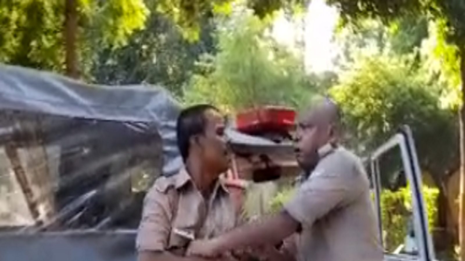 मंत्री के एस्कॉर्ट में लगे 2 सिपाहियों के बीच मारपीट, नशे में तानी रायफल, देखिए Video
