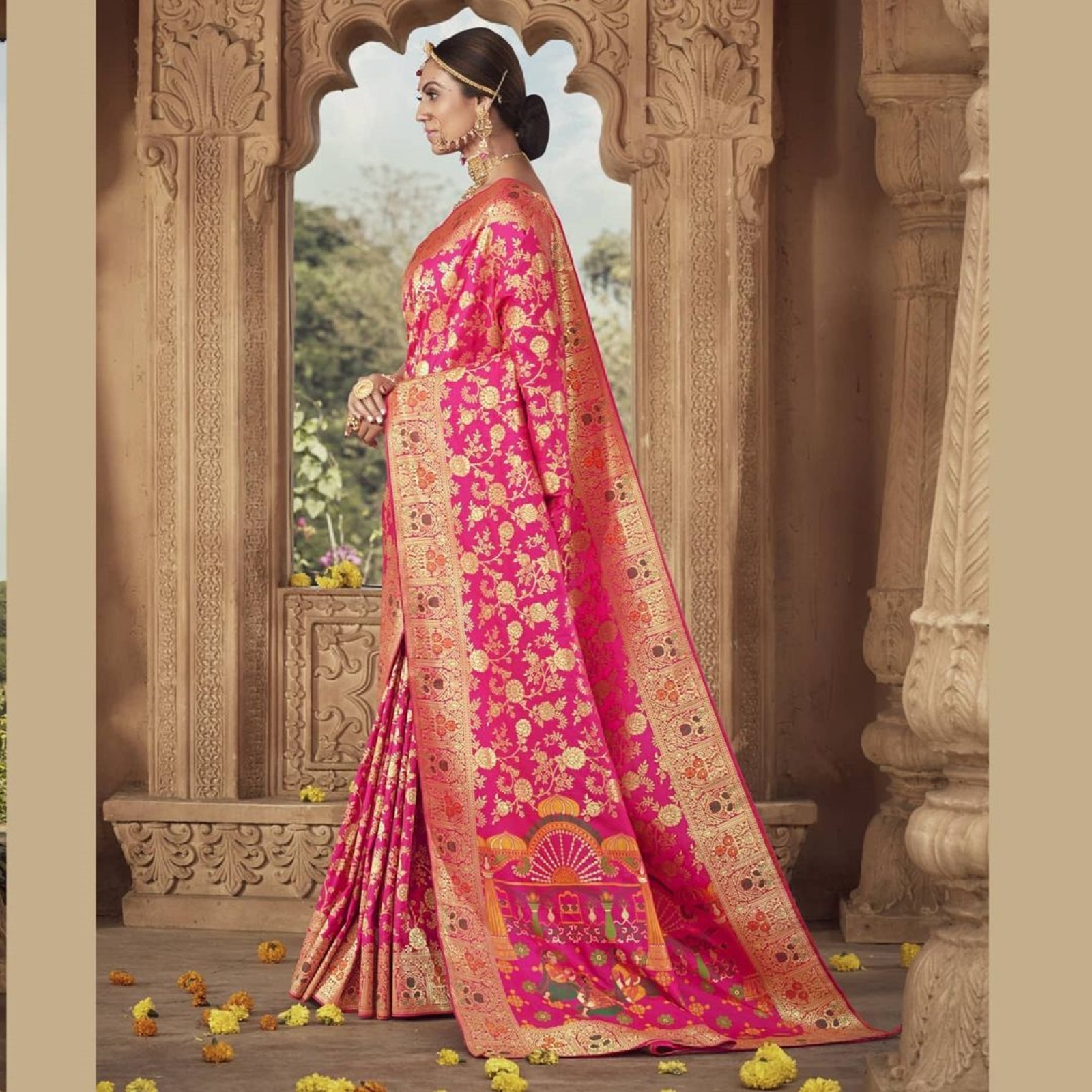 Buy the amazing Magenta Banarasi Saree online-Karagiri