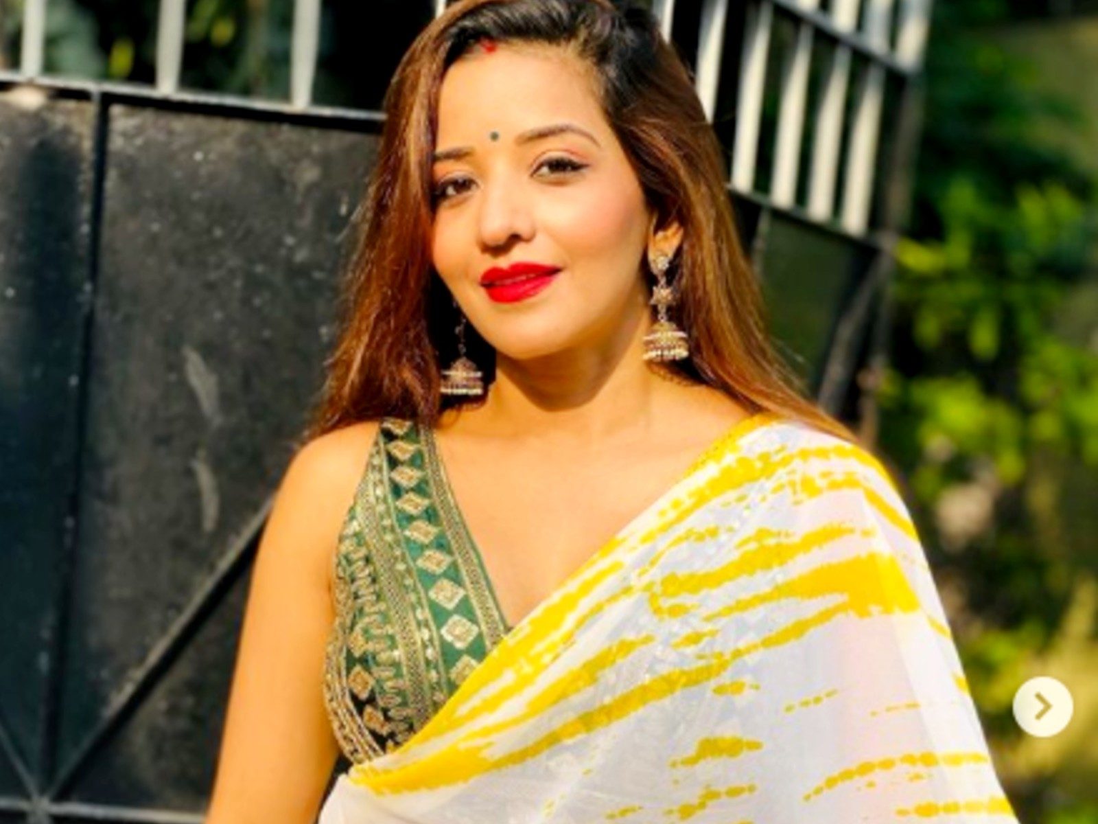 OMG: डीप नेक ब्लाउज और साड़ी में TV की डायन ने दिखाई अदाएं तो एक शख्स ने  दे दी पॉर्न बनाने की सलाह – News18 हिंदी